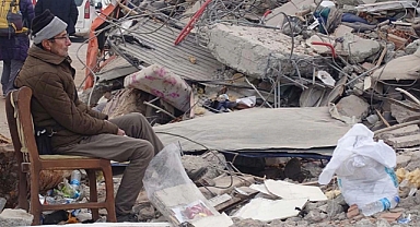 Enkaz Başında Hüzünlü Bekleyiş